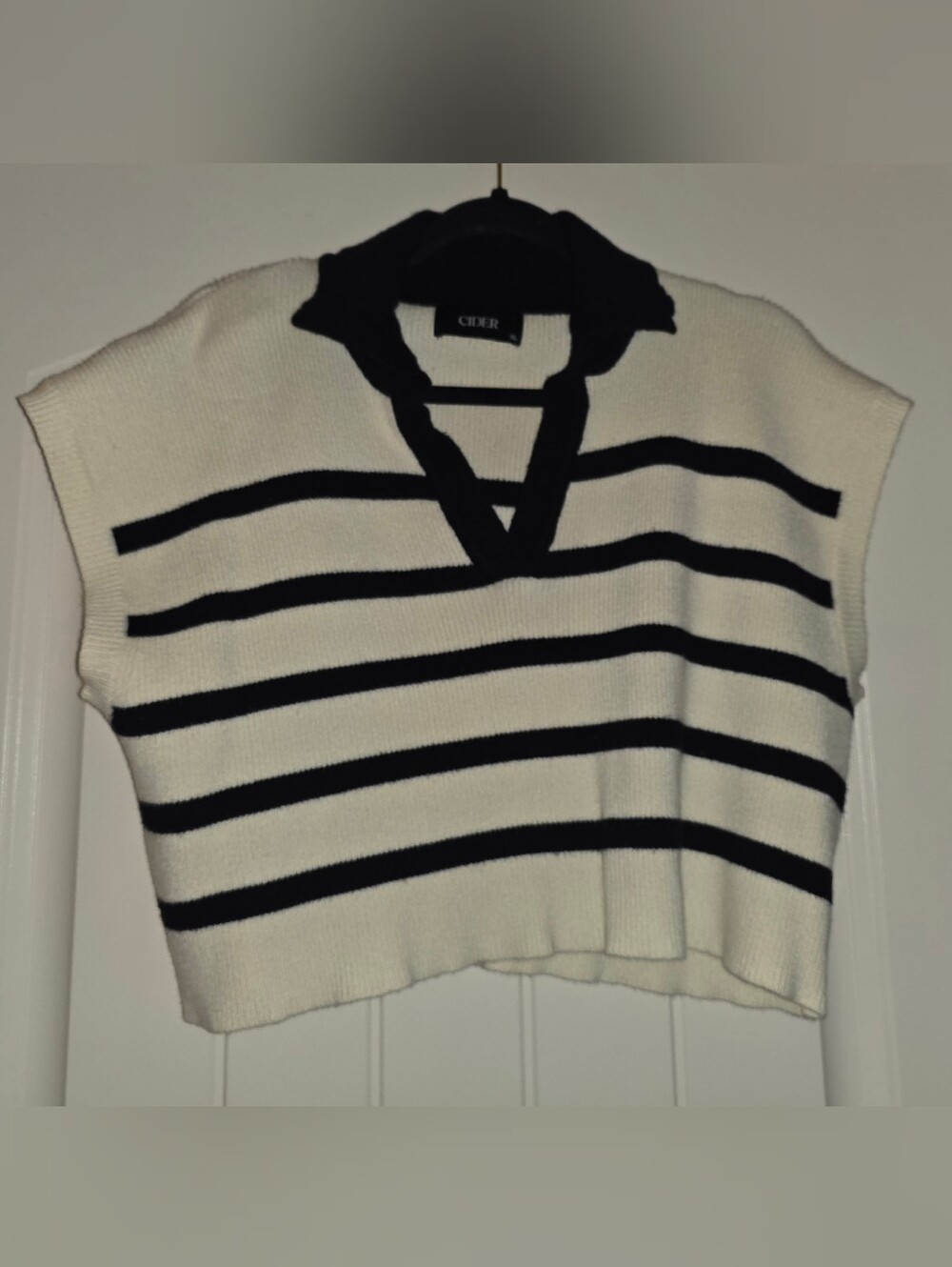 Cider Black & White Striped V-Neck Cropped Sweater Size XL